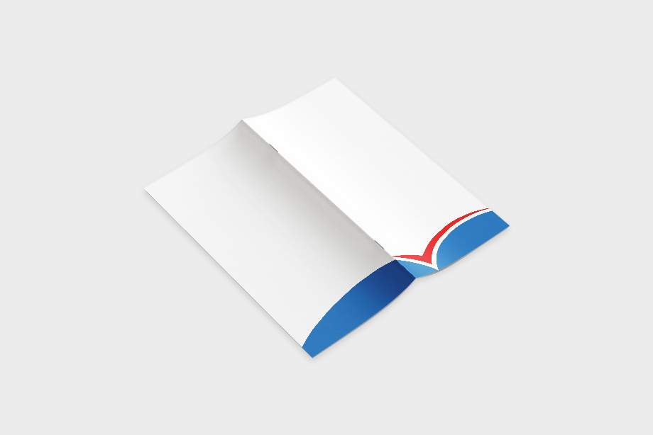 Geöffnete DIN-Lang-Broschüre mit Drahtheftung – Außenseitenansicht für einen klaren Eindruck von Gestaltung und Bindung